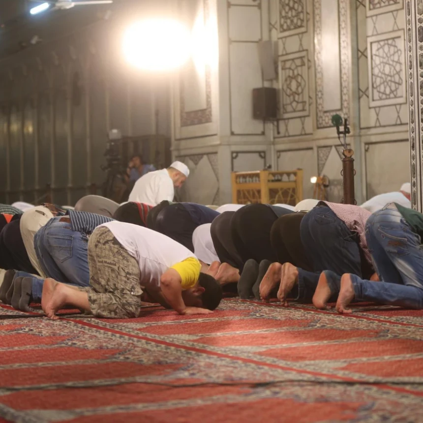 Saat Karhutla Mengancam, Apakah Shalat Berjamaah tetap Dianjurkan?