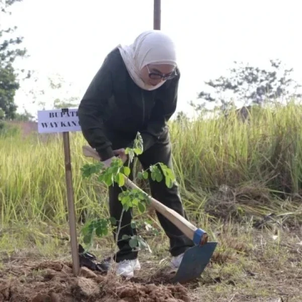 HUT Ke-27 Way Kanan, Bupati Ayu Asalasiyah Pimpin Gerakan ASRI Tanam Pohon Serentak