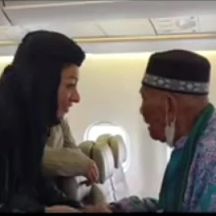 Viral Video Jamaah Haji Lansia Minta Turun dari Pesawat karena Mau Beri Makan Ayam