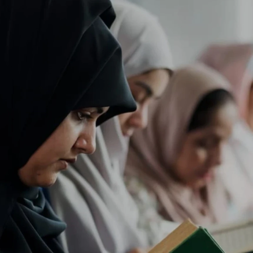 Abaya Resmi Dilarang, 300 Siswi Muslim Prancis Tetap Memakainya ke Sekolah