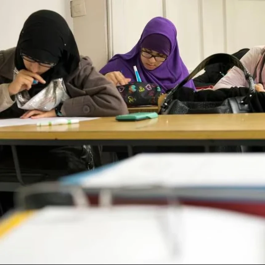 Prancis Larang Siswa Perempuan Mengenakan Abaya di Sekolah