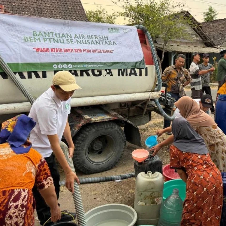 Hari Santri 2026, BEM PTNU Salurkan Air Bersih dan Masker ke Berbagai Titik Terdampak Kekeringan dan Karhutla