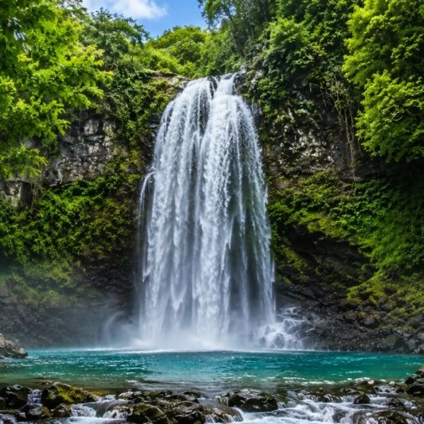 Tersesat di Bawah Air Terjun