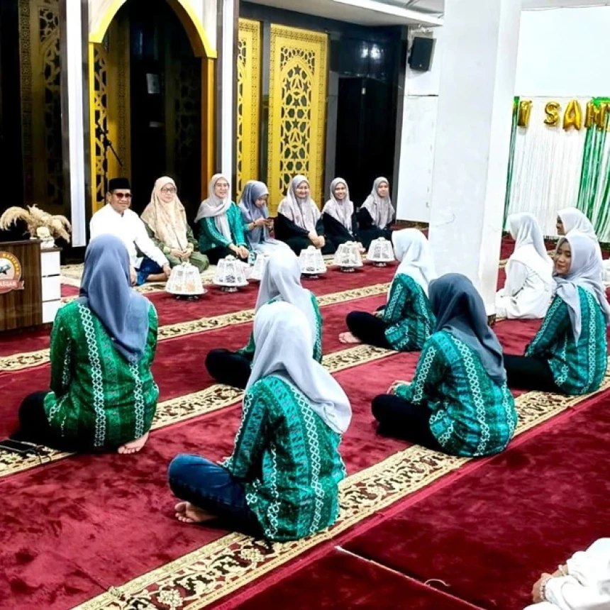 Ketua PWNU Sulsel Tekankan Akhlak dan Ilmu sebagai Bekal Santri Putri
