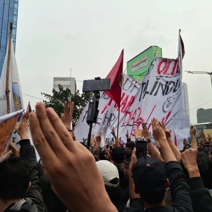 Massa Aksi Indonesia Sadar Kompak Acungkan Tiga Jari: Sadar Dipalak, Sadar Dibakar, Sadar Dimiskinkan