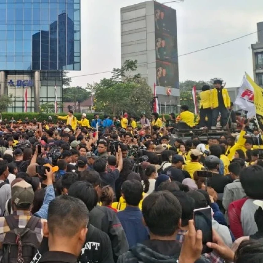 BEM UI Kembali Gelar Aksi, Massa Klaim Dihadang Polisi di Dukuh Atas