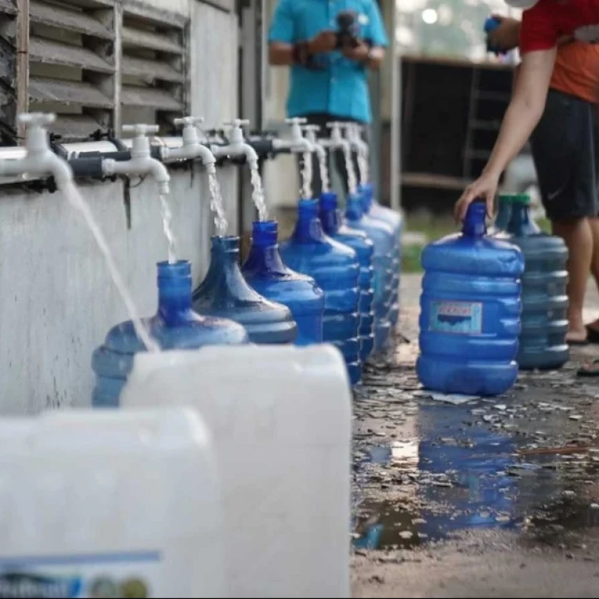 Air Bersih Kian Sulit di Pontianak, Warga Berdesakan Antre Air Minum di Tengah Kemarau