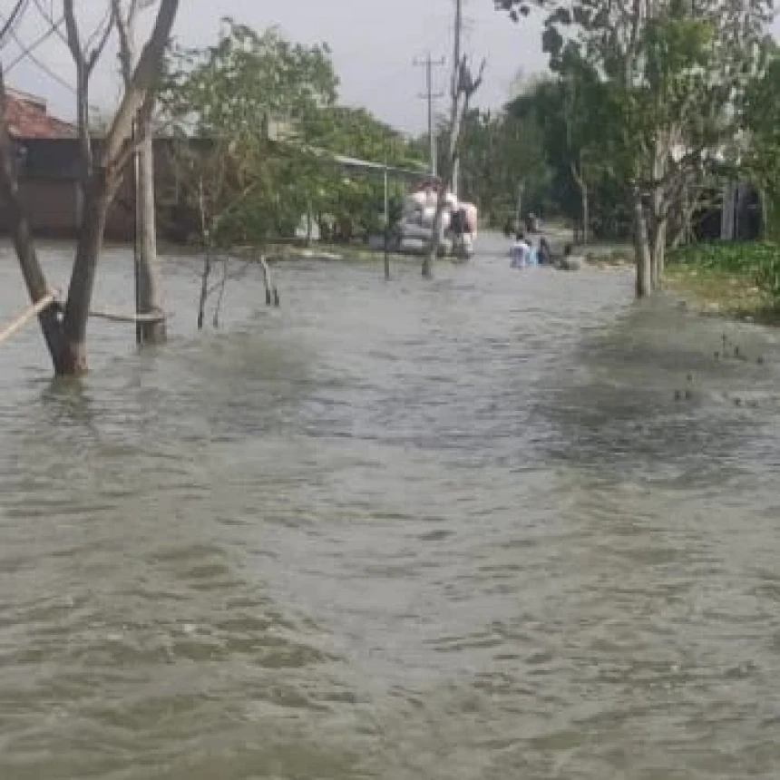 Banjir 1 Meter Landa Desa Prampelan Demak, Warga Mulai Terserang Penyakit Kulit 
