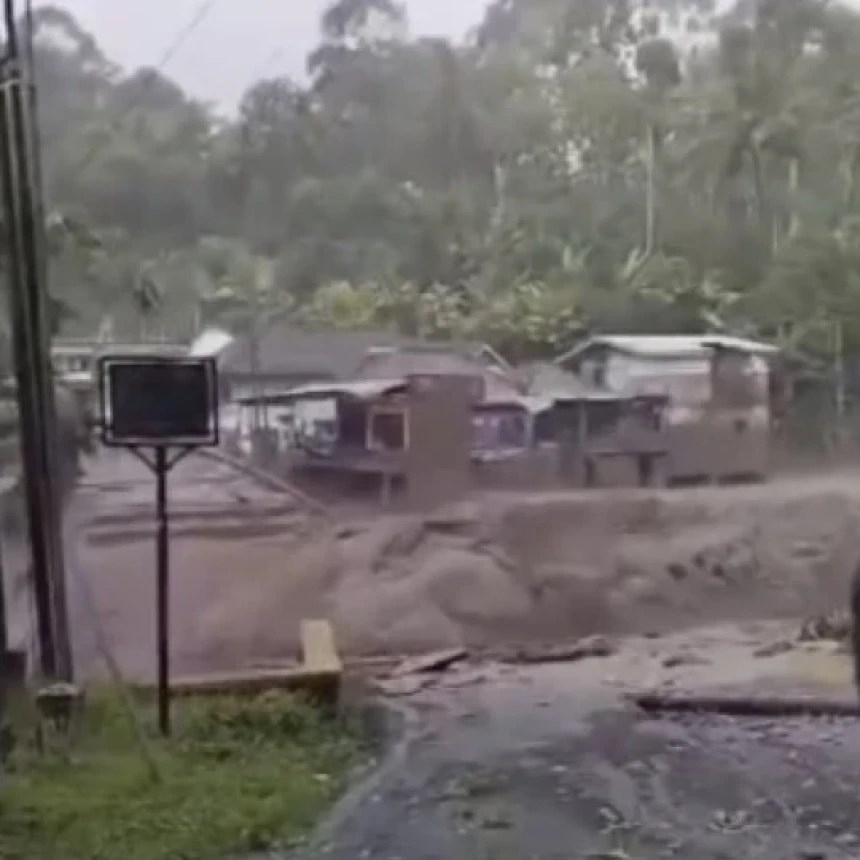 Dilanda Banjir-Longsor, 3 Orang Meninggal, Jembatan Lumajang-Malang Terputus