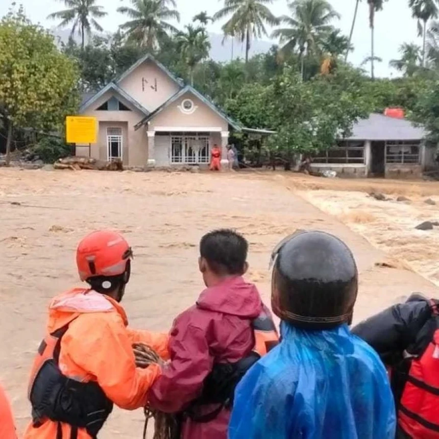 Banjir Padang Rendam 3 Kecamatan, 672 Warga Mengungsi, 120 Rumah Terdampak