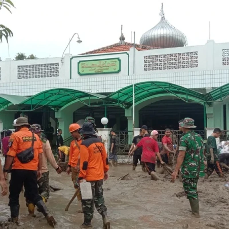 Banser dan Relawan Gerak Cepat Pulihkan Patebon Kendal dari Lumpur Sisa Banjir