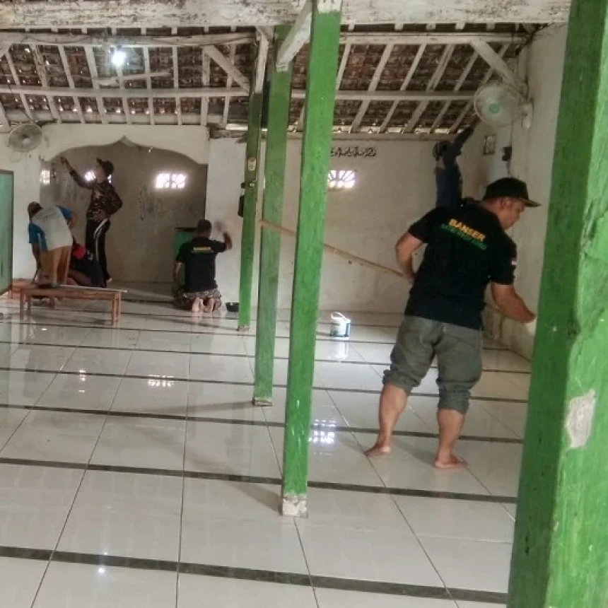 Sambut Ramadhan, Banser Soko Beres-Beres dan Percantik Mushala