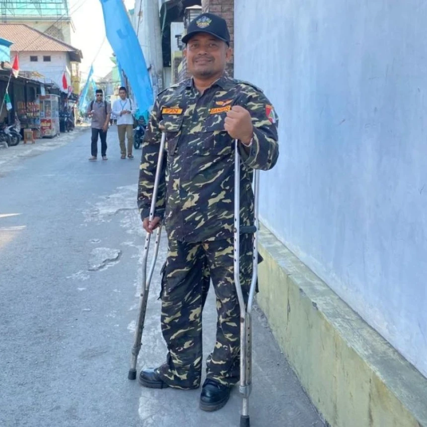 Pakai Kruk, Anggota Banser Kota Malang Setia Mengabdi di Tengah Keterbatasan Fisik