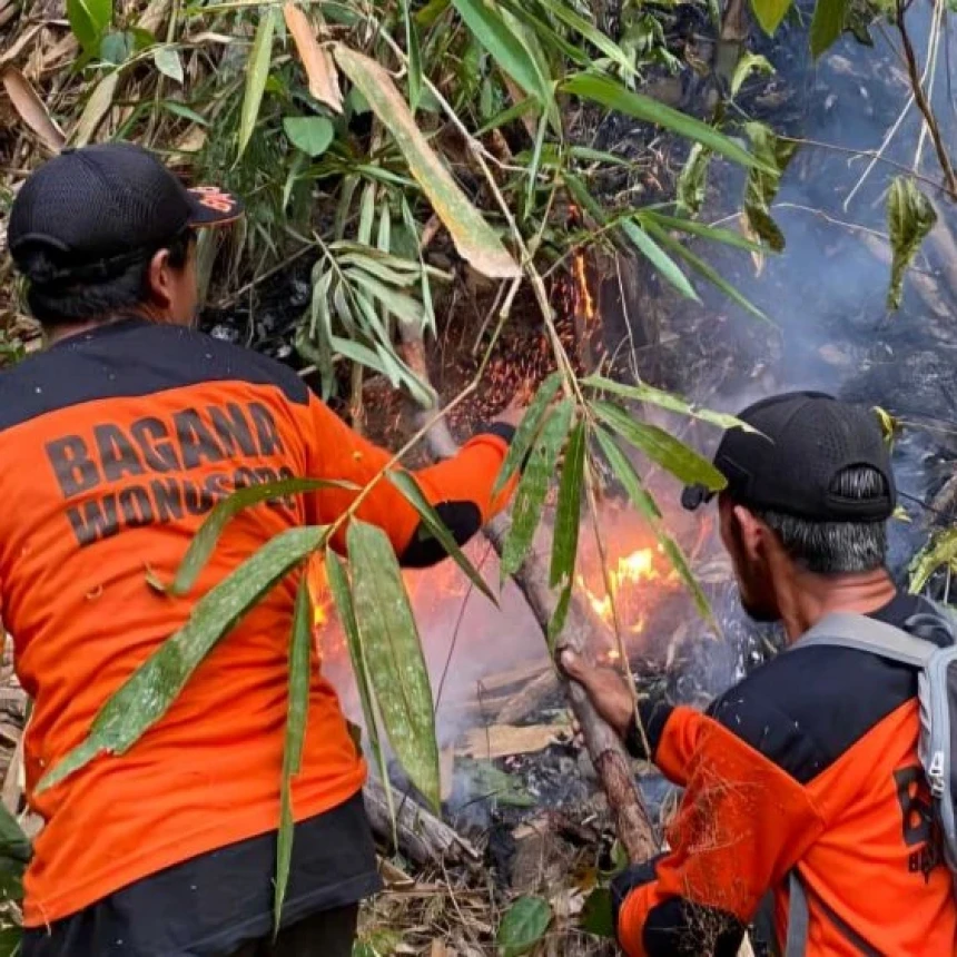Karhutla Meluas di Wonosobo Jateng, Banser Berjibaku Padamkan Api di Medan Terjal
