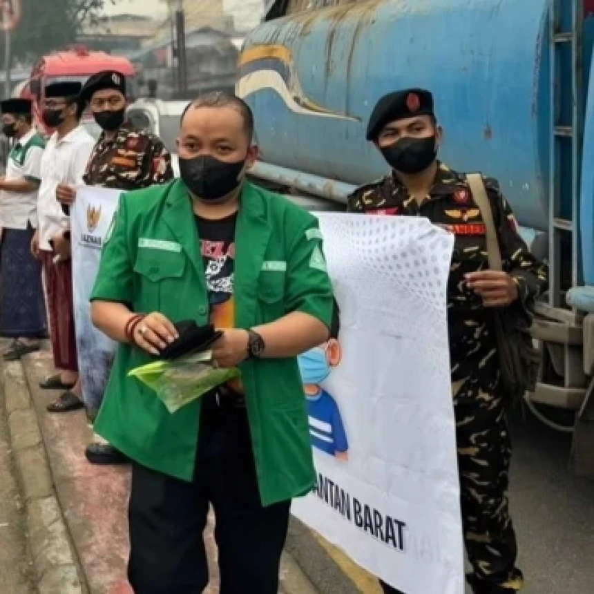 Air Warga Kalbar Berbau Asap Karhutla, GP Ansor Salurkan Bantuan Air Bersih