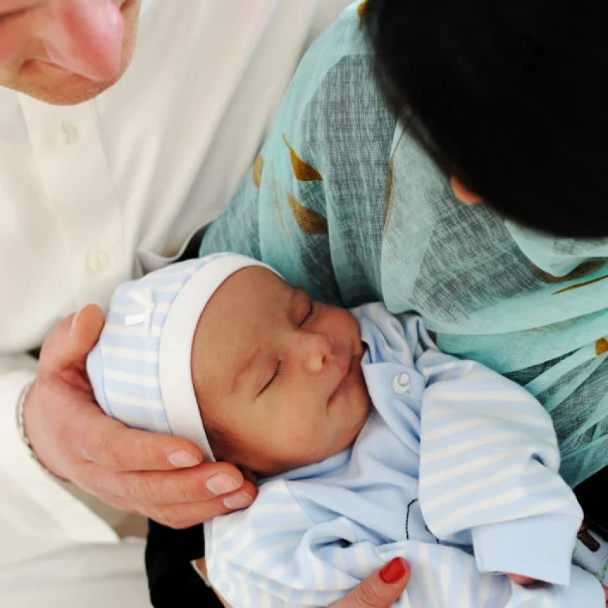 Tahnik Untuk Bayi dalam Kajian Thibbun Nabawi