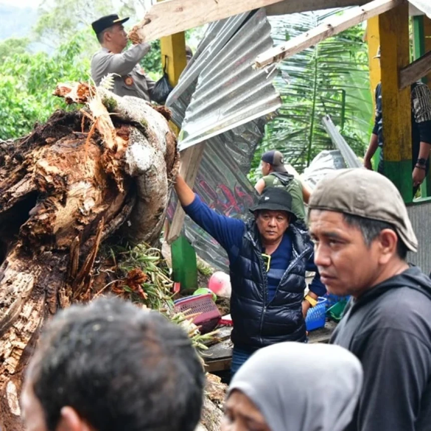 Bencana Angin Kencang Landa Soppeng Sulsel, Kemensos Gerak Cepat Salurkan Bantuan