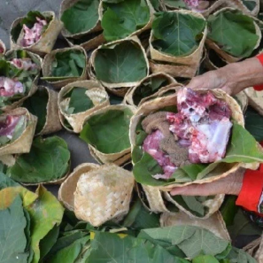 Kurangi Penggunaan Plastik, Bungkus Daging Kurban dengan Daun dan Besek Bambu