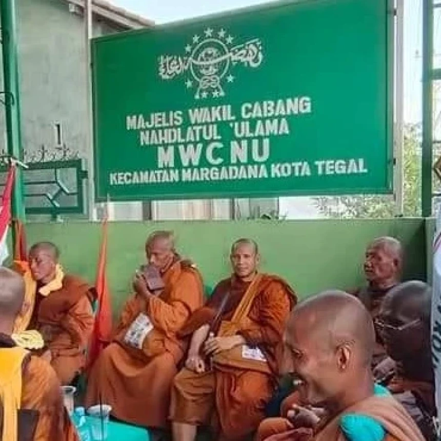 Ketika Rombongan Biksu Thudong Melepas Pegal di Kantor MWCNU Margadana
