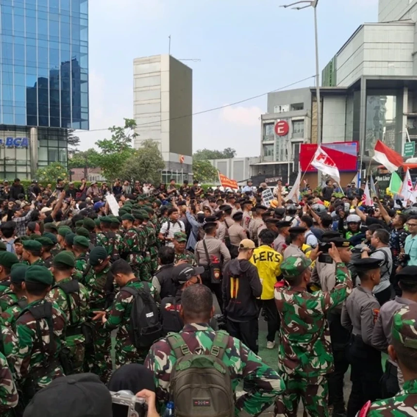 TNI-Polri Hadang Massa Aksi BEM UI yang Hendak Menuju Bundaran HI