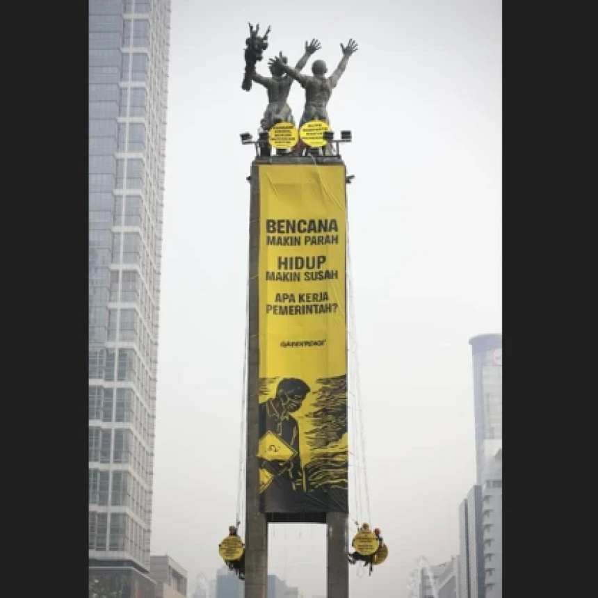 Greenpeace dan Mahasiswa Bentangkan Spanduk Raksasa, Kritik Biaya Hidup dan Penanganan Krisis Iklim