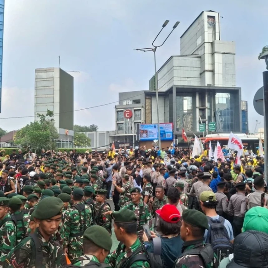 Koalisi Masyarakat Sipil Soroti Pengerahan TNI dan Komcad dalam Aksi Indonesia Bangkrut