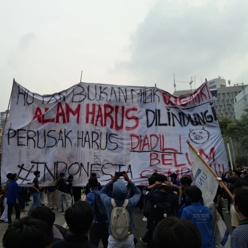 Massa Aksi Indonesia Sadar Bentangkan Spanduk Setinggi 5 Meter: Alam Harus Dilindungi, Perusak Harus Diadili