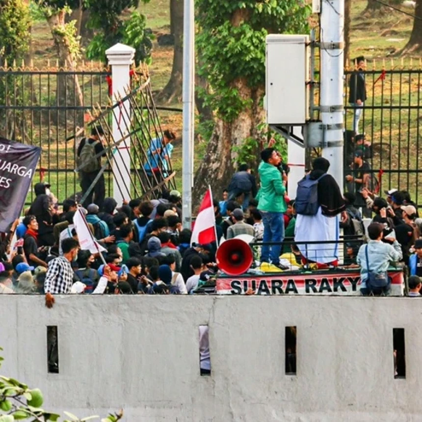 Demo Memanas, Massa Jebol Pintu Gerbang DPR RI