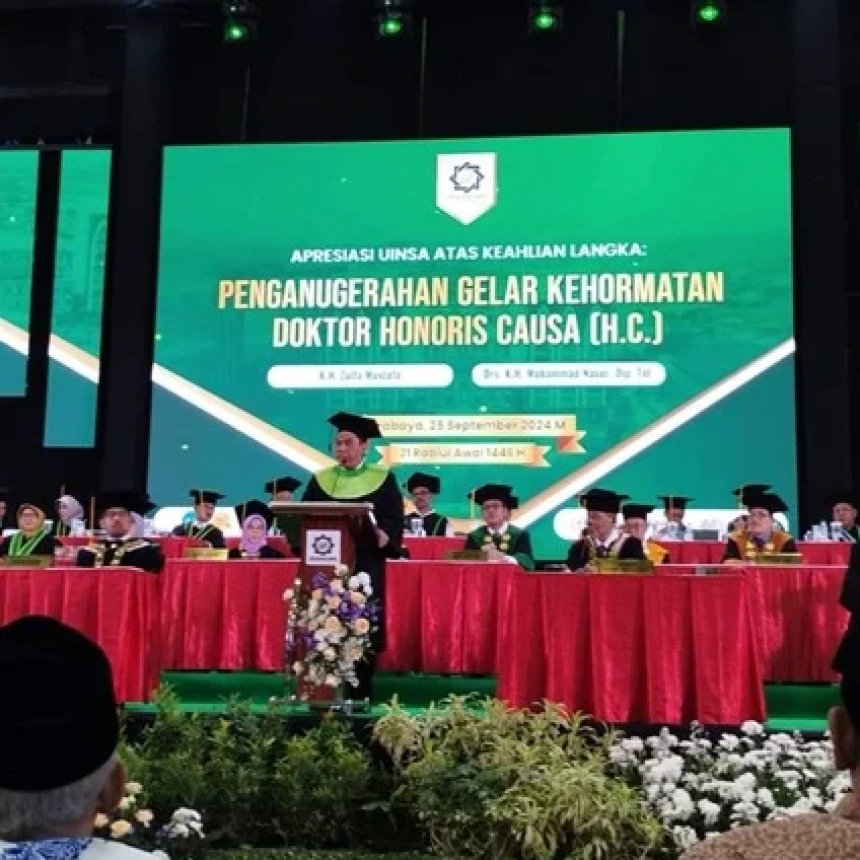 KH Zulfa Mustofa Raih Anugerah Doktor Honoris Causa Bidang Ilmu Arudl dari UINSA Surabaya