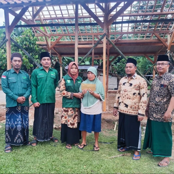 Wujud Solidaritas, LAZISNU Pesawaran Salurkan Bantuan untuk Korban Rumah Roboh di Negeri Katon