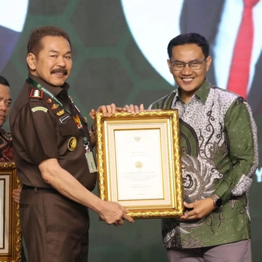 Ketua LPBHNU Malang Fachrizal Afandi Raih Penghargaan Soeprapto Award 2024 dari Kejaksaan Agung