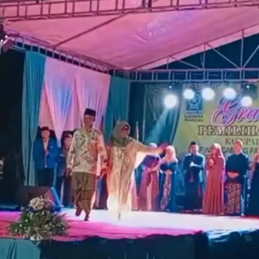 Fashion Show Gus dan Ning Meriahkan Grand Final Duta Santri Pringsewu 2022