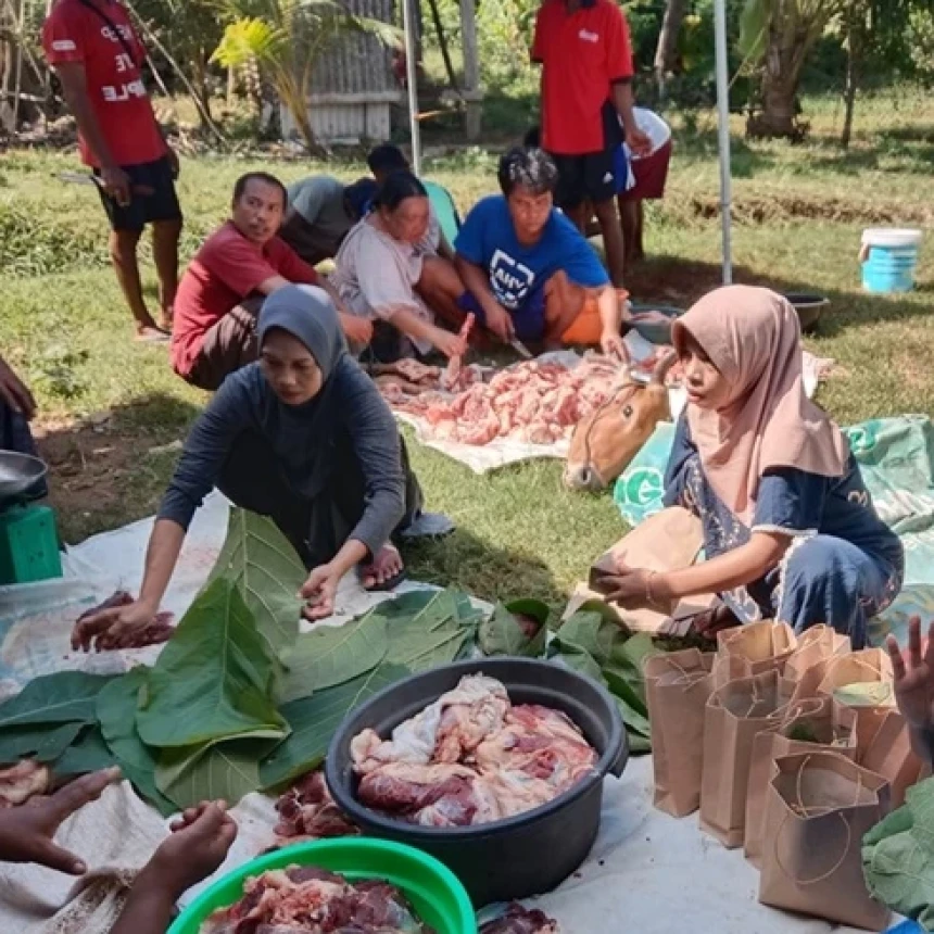 Dukung Zero Waste, Fatayat NU Bawean Gunakan Daun Jati dan Besek untuk Wadah Daging Kurban