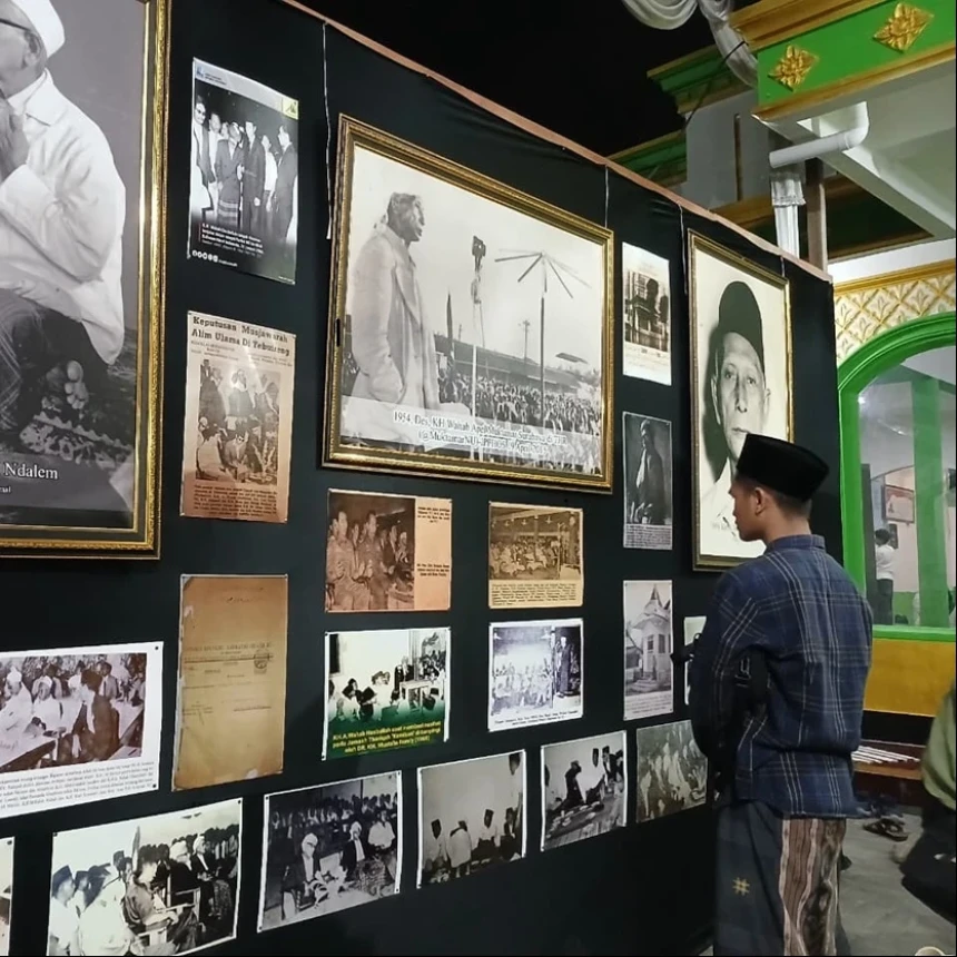 Foto Bersejarah Mbah Wahab Dipamerkan di Area Masuk Makam