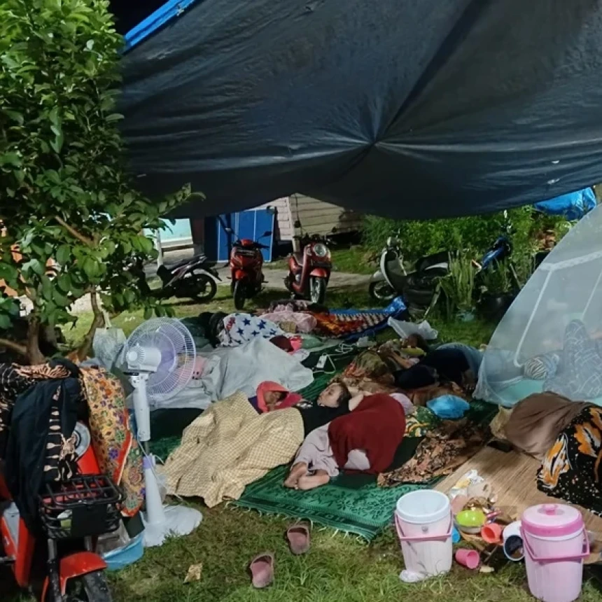 Warga Terdampak Gempa Bawean Terkatung-katung di Tenda Pengungsian