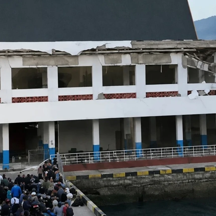 Gempa Magnitudo 7,7 Guncang Flores, Warga Berhamburan dan Bangunan Rusak