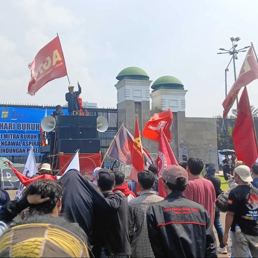 Aksi di DPR, Gerakan Buruh Bersama Rakyat Kritik Perayaan May Day bersama Penguasa