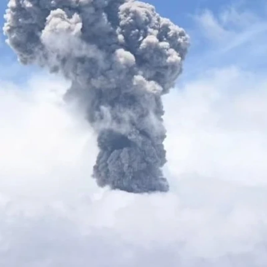 Gunung Ibu di Maluku Utara Semburkan Abu Setinggi 2.000 Meter, Ini Imbauan untuk Masyarakat