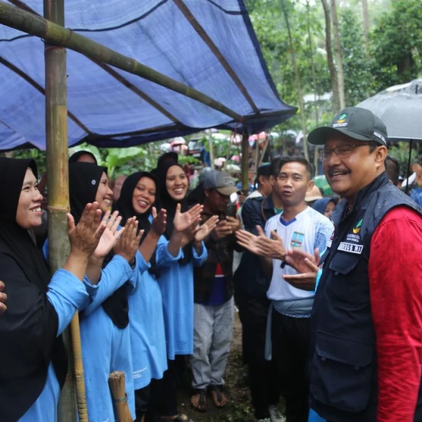 Mensos Saifullah Yusuf Pimpin Kerja Bakti di Kampung Saung Banten, Perkuat Kesetiakawanan Sosial