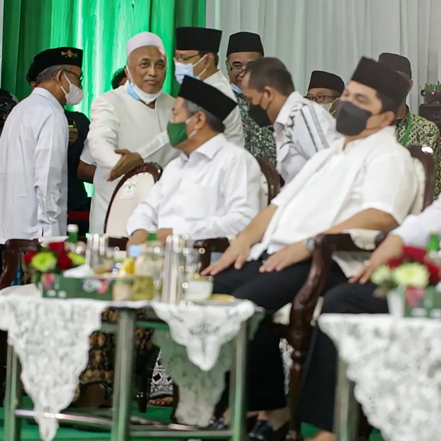 Saat Gus Ipul Persilakan Kursinya untuk Diduduki KHR Fachrillah Aschal