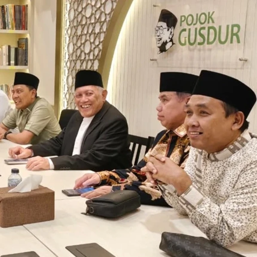 Gus Kikin Kunjungi Pojok Gus Dur pada Momen Perdana Ngantor di PBNU