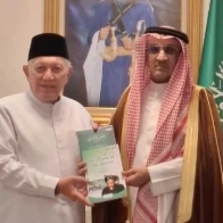 Gus Kikin Silaturahim ke Duta Besar Arab Saudi, Serahkan Karya Hadratussyekh KH Hasyim Asy’ari