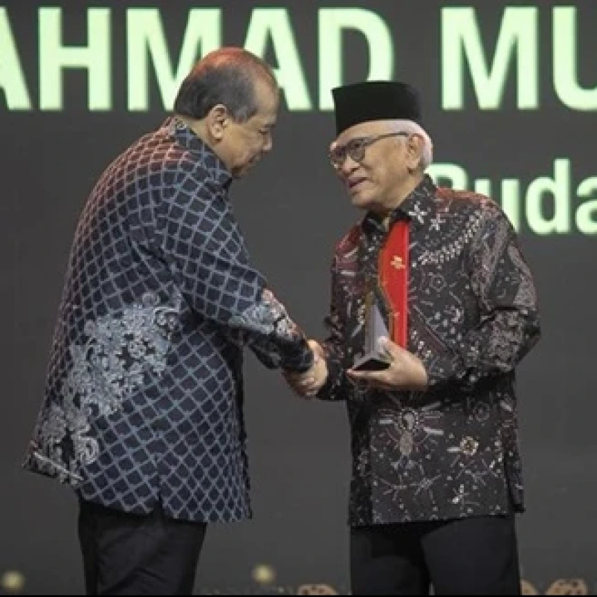 Gus Mus Terima Penghargaan CNN Indonesia Awards sebagai Tokoh Pendukung Persatuan dan Kebersamaan