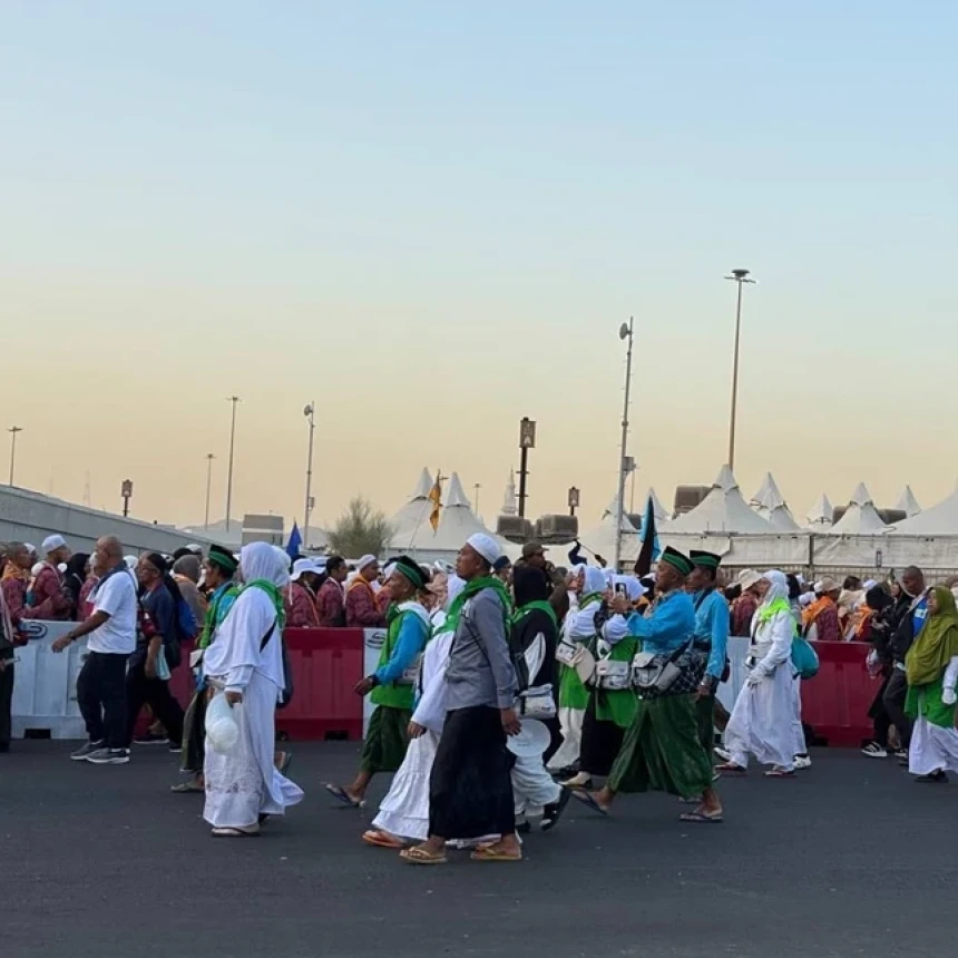 Arafah, Muzdalifah, dan Mina: Tiga Jejak Spiritualitas Puncak dalam Perjalanan Haji