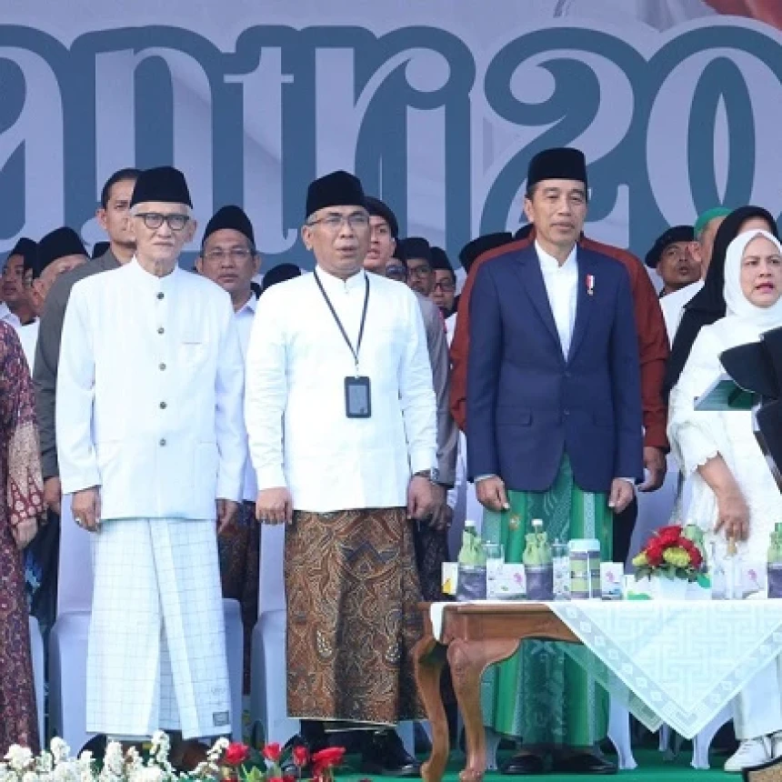 Presiden Jokowi Pimpin Apel Hari Santri 2023 Lengkap dengan Sarung dan Peci