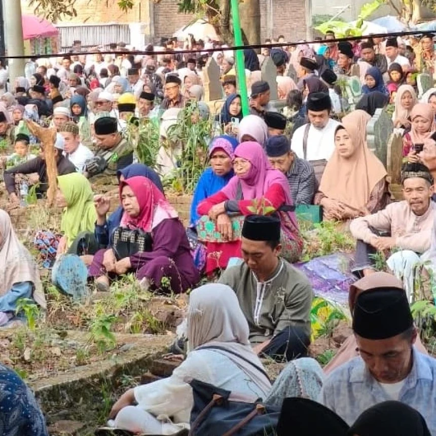 Di Haul Buntet Pesantren, Menko Zulhas Tegaskan Besarnya Jasa Kiai Abbas bagi NKRI