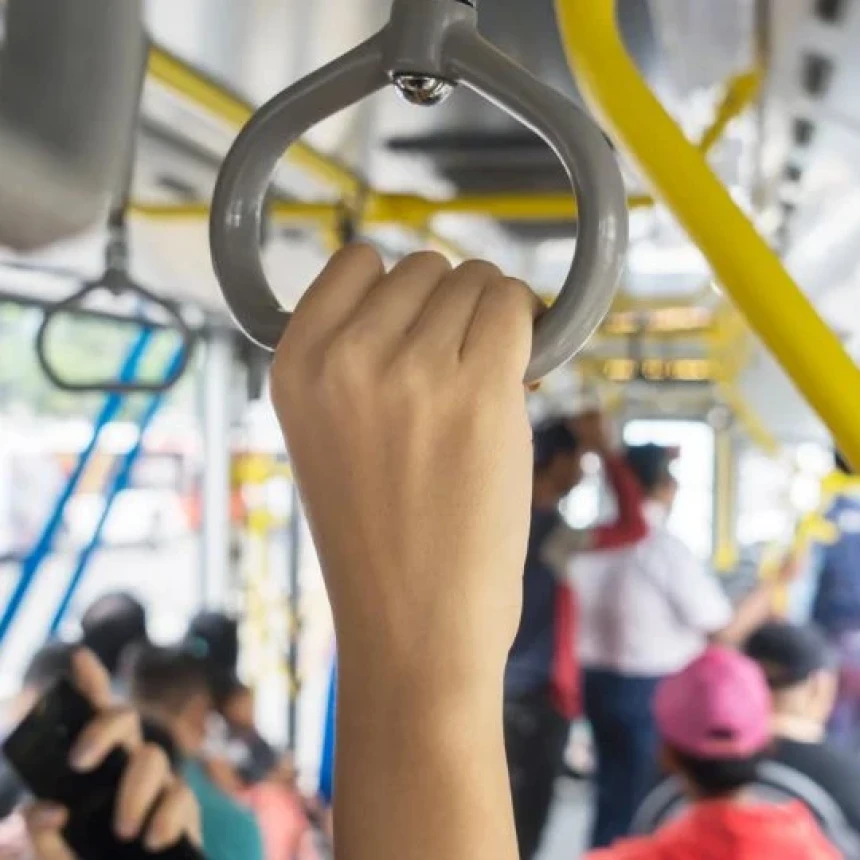 Sedang Flu atau Batuk, Begini Etika yang Harus Kita Jaga saat Berada di Transportasi Umum