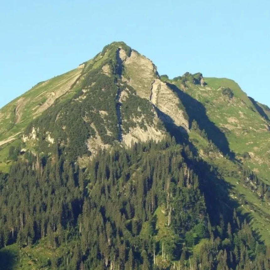 Tafsir Surah At-Tur Ayat 1-3: Sumpah Allah dengan Gunung dan Pelajaran tentang Kekuasaan-Nya
