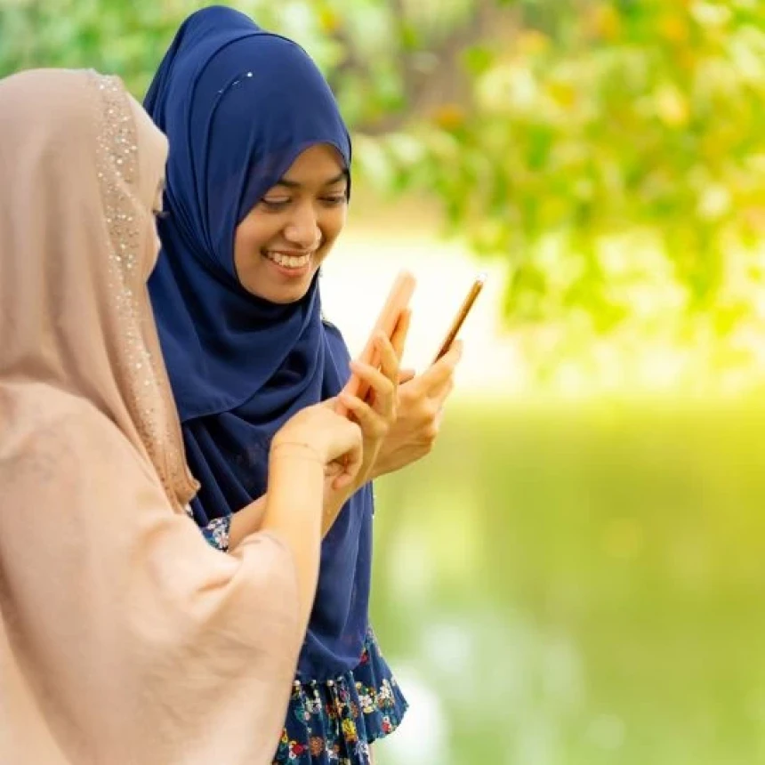 Hukum Menyimpan Foto Orang Lain di HP Tanpa Izinnya