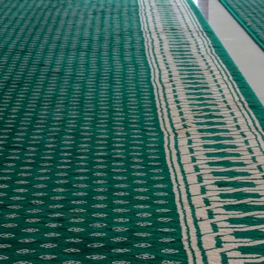 Karpet Masjid Terkena Najis, Apakah Cukup Dijemur?